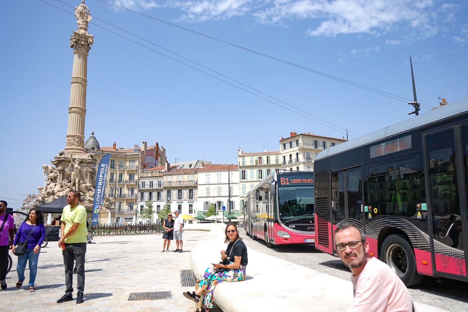 la place, En images | La place Castellane inaugurée dévoile son nouveau banc design, Made in Marseille