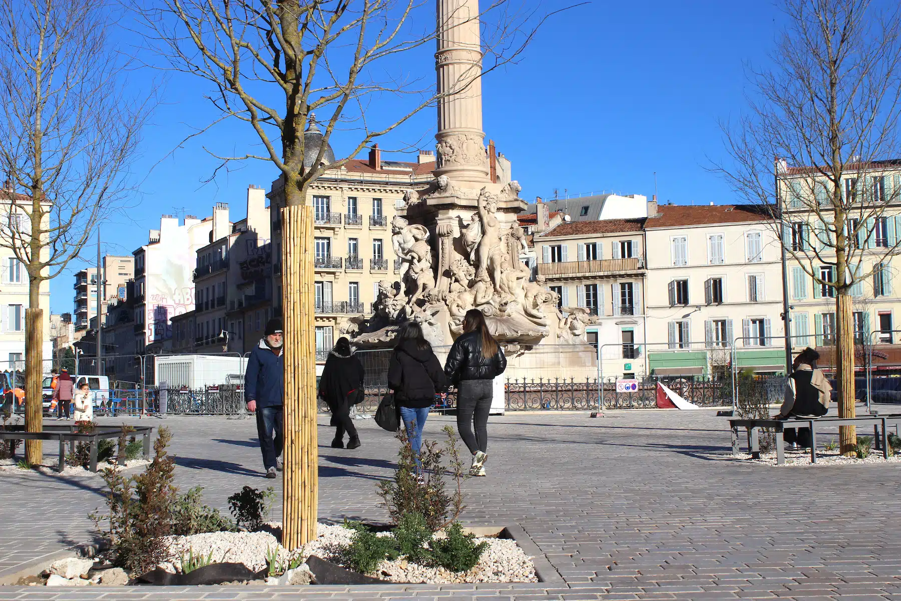 fontaine, Vidéo | La fontaine Cantini prend des couleurs sur la place Castellane, Made in Marseille