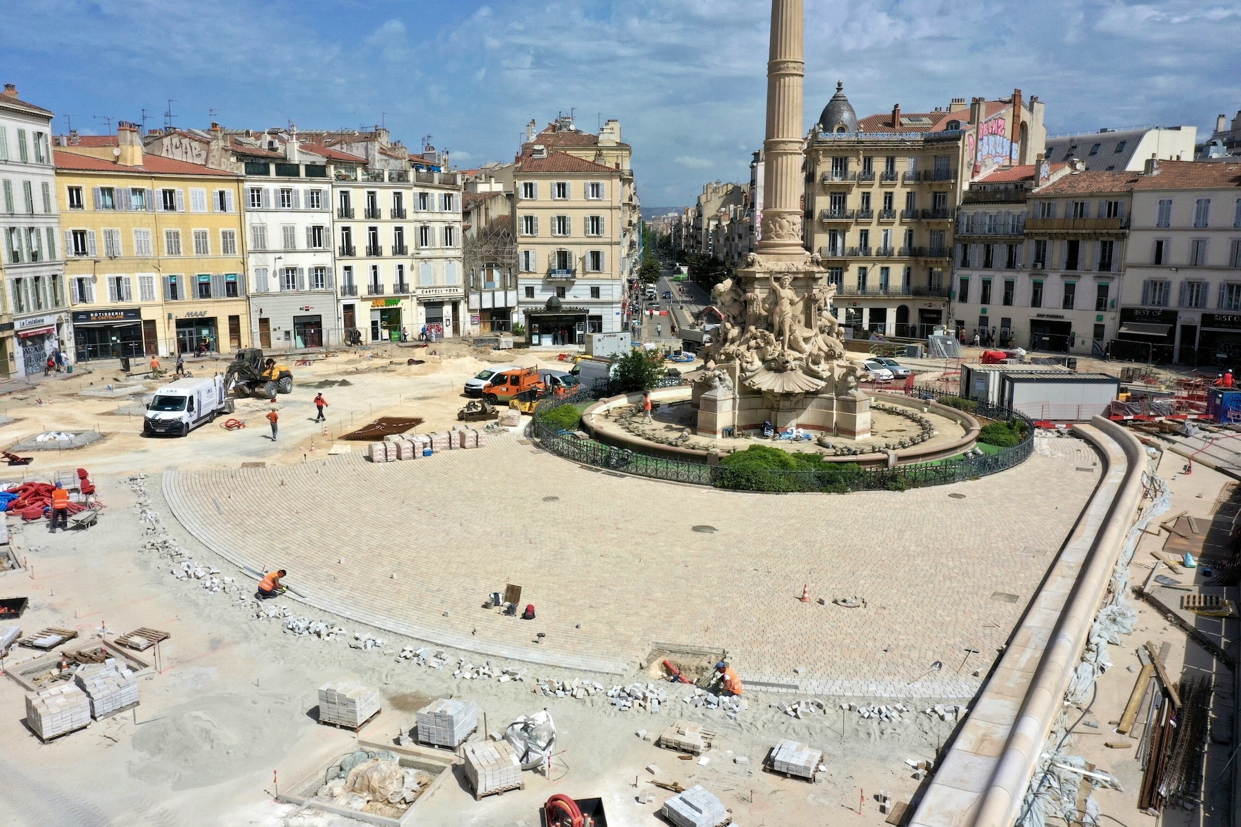 castellane, En images | La nouvelle place piétonne prend forme à Castellane, Made in Marseille