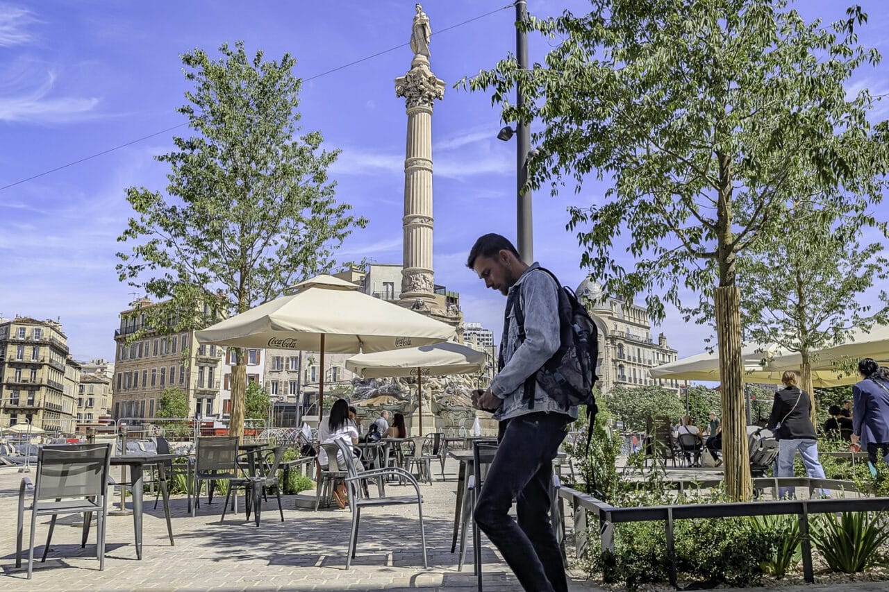 la place, En images | La place Castellane inaugurée dévoile son nouveau banc design, Made in Marseille