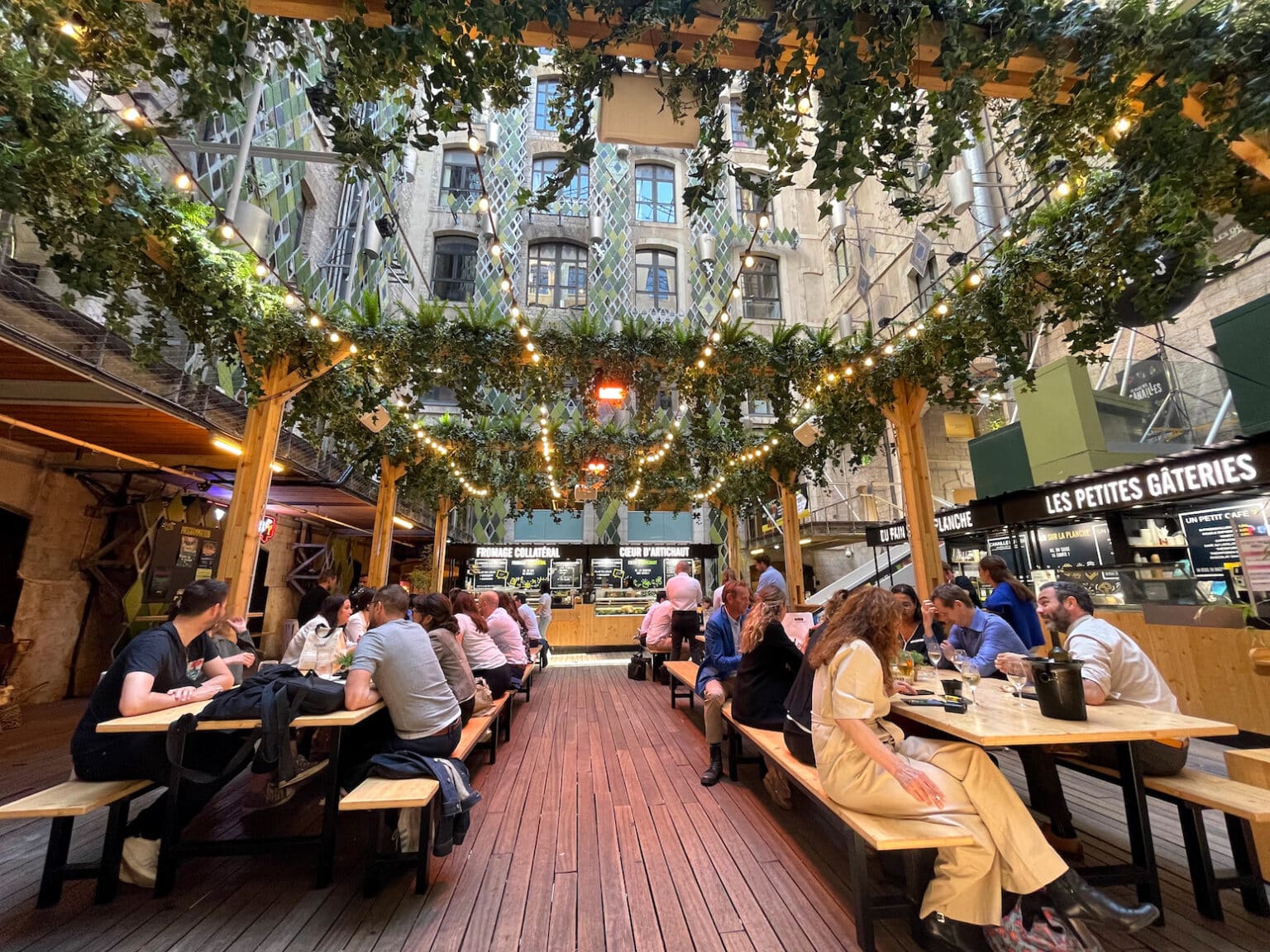 La Place des Canailles, un lieu atypique qui séduit les fêtards comme ...