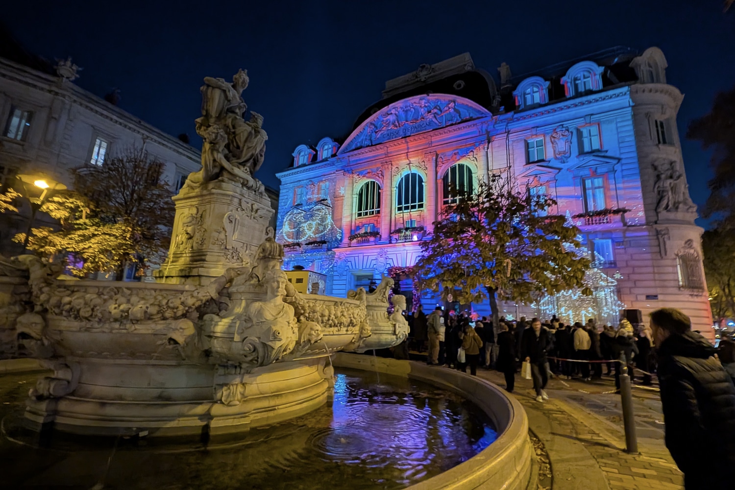 cepac, Vidéo | La place Estrangin-Pastré s&rsquo;illumine pour les fêtes avec la Caisse d&rsquo;Épargne CEPAC, Made in Marseille