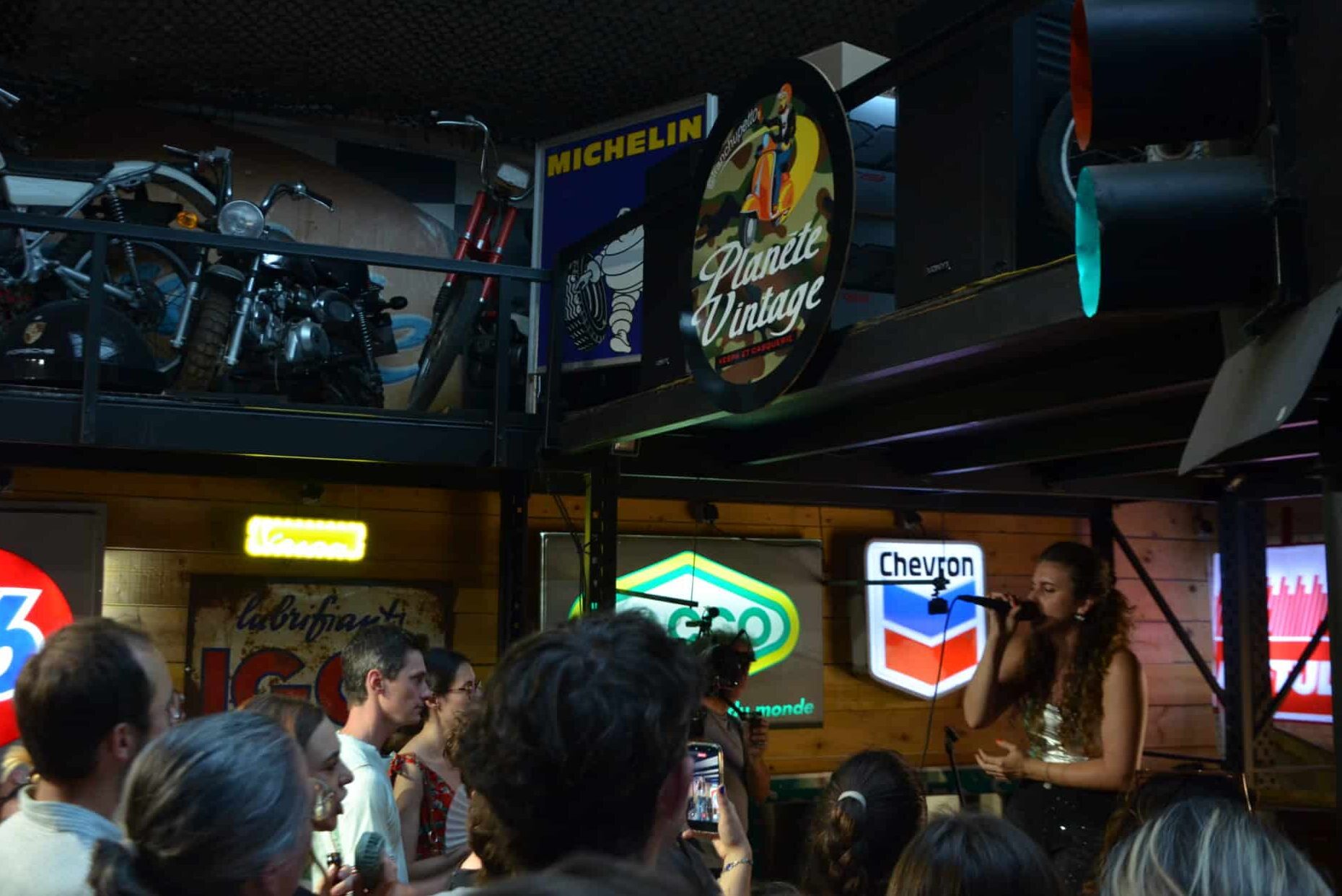 garage, Vidéo | À Marseille, ce garage de motos se transforme le soir en salle de spectacle, Made in Marseille