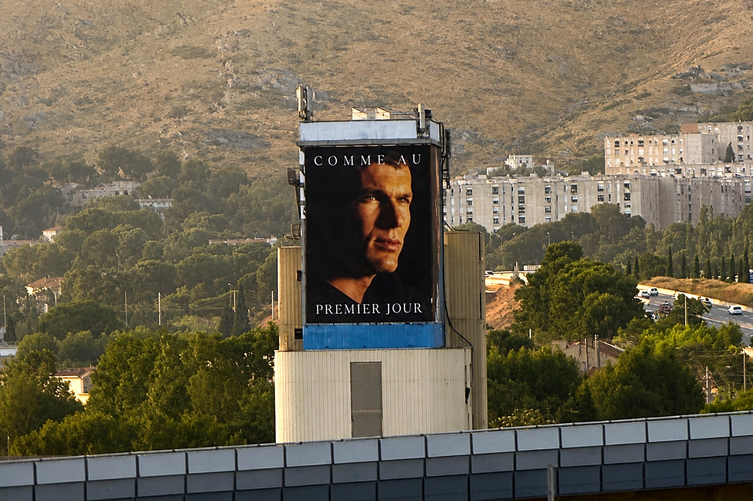 Zidane, 28 ans apr&egrave;s l&rsquo;affiche de la Corniche, Adidas remet Zidane &agrave; l&rsquo;honneur &agrave; Marseille, Made in Marseille