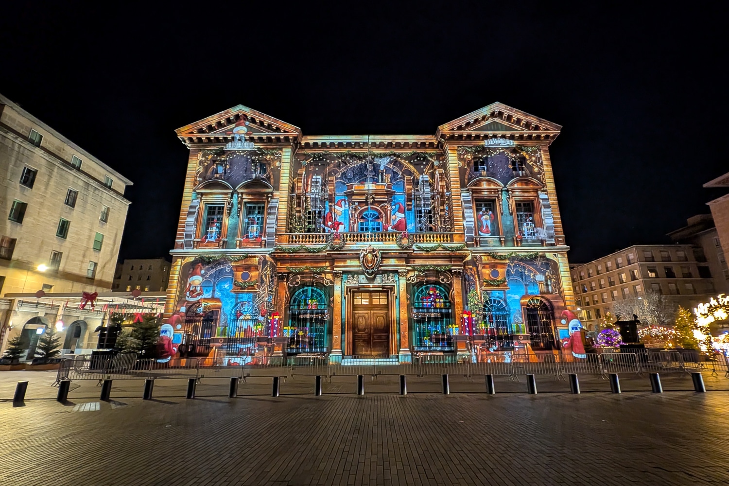 feu artifice marseille, Feu d&rsquo;artifice, spectacle de drones et projections lumineuses sur le Vieux-Port fin décembre, Made in Marseille