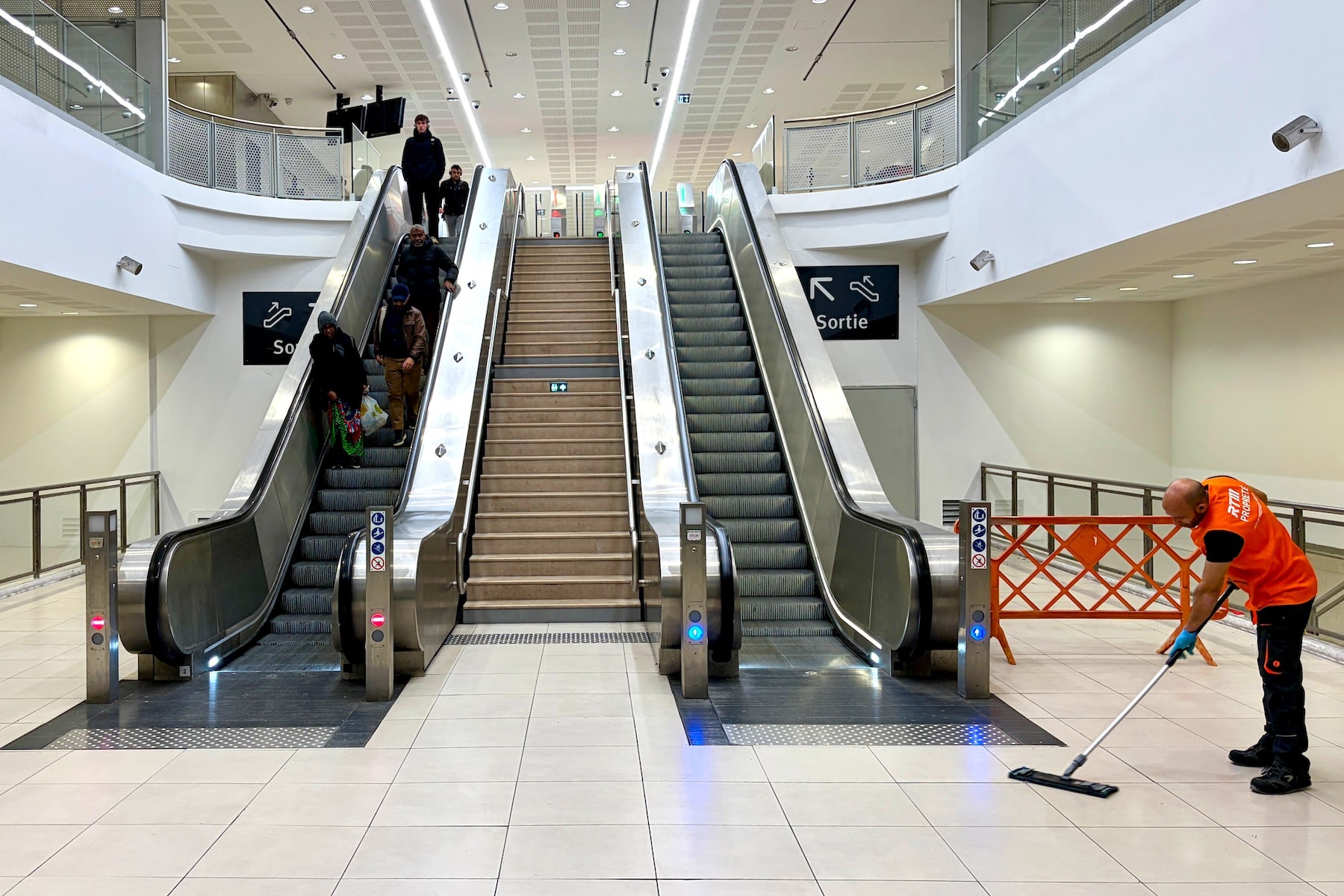 m&eacute;tro, Propret&eacute; : retour &agrave; la normale dans le m&eacute;tro marseillais avec trois prestataires aux manettes, Made in Marseille