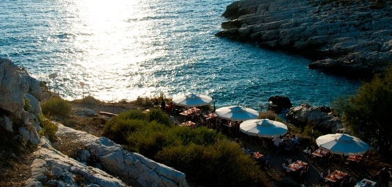 , Les Tamaris, restaurant dans un décor paradisiaque au cœur de la calanque de Saména, Made in Marseille