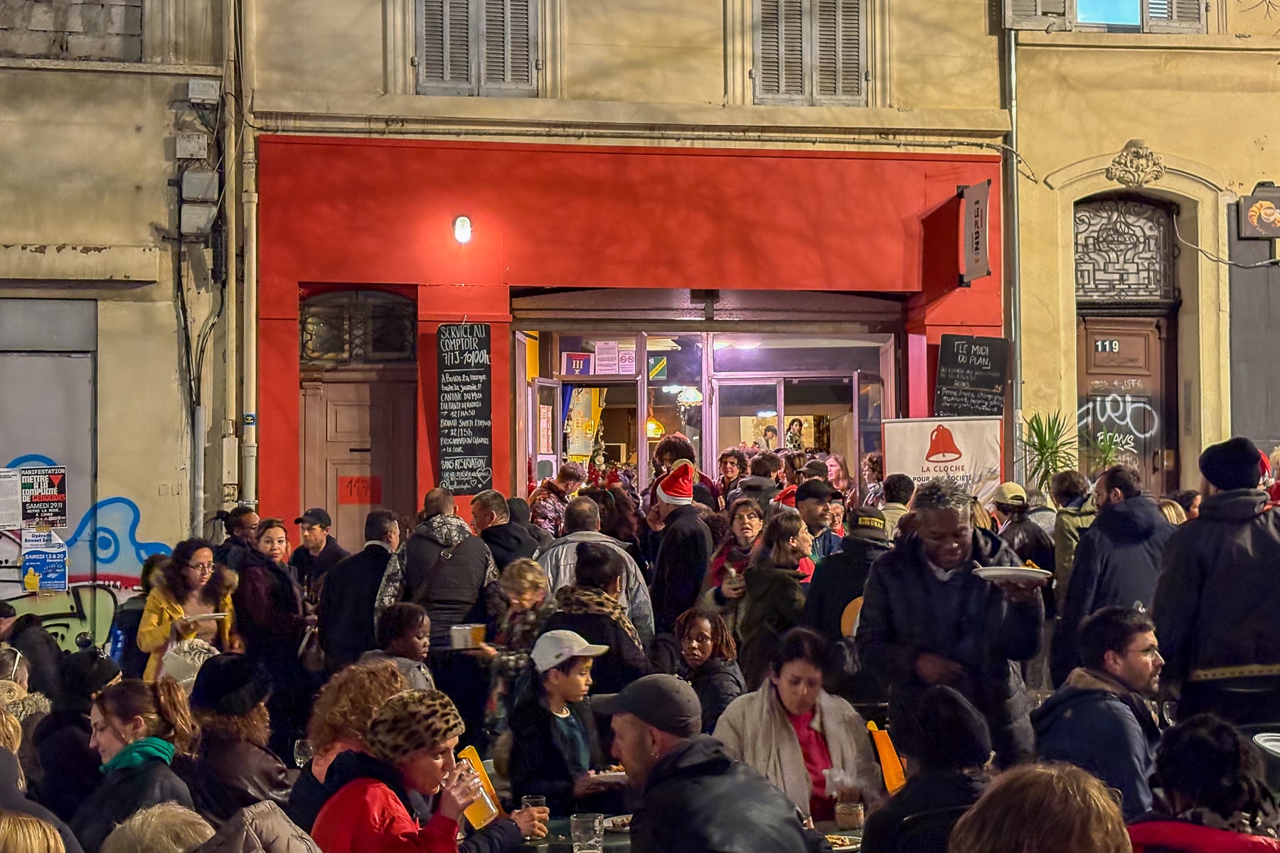 r&eacute;veillon, Vid&eacute;o | Un r&eacute;veillon de No&euml;l solidaire sur la Canebi&egrave;re pour rompre l&rsquo;isolement des sans-abri, Made in Marseille