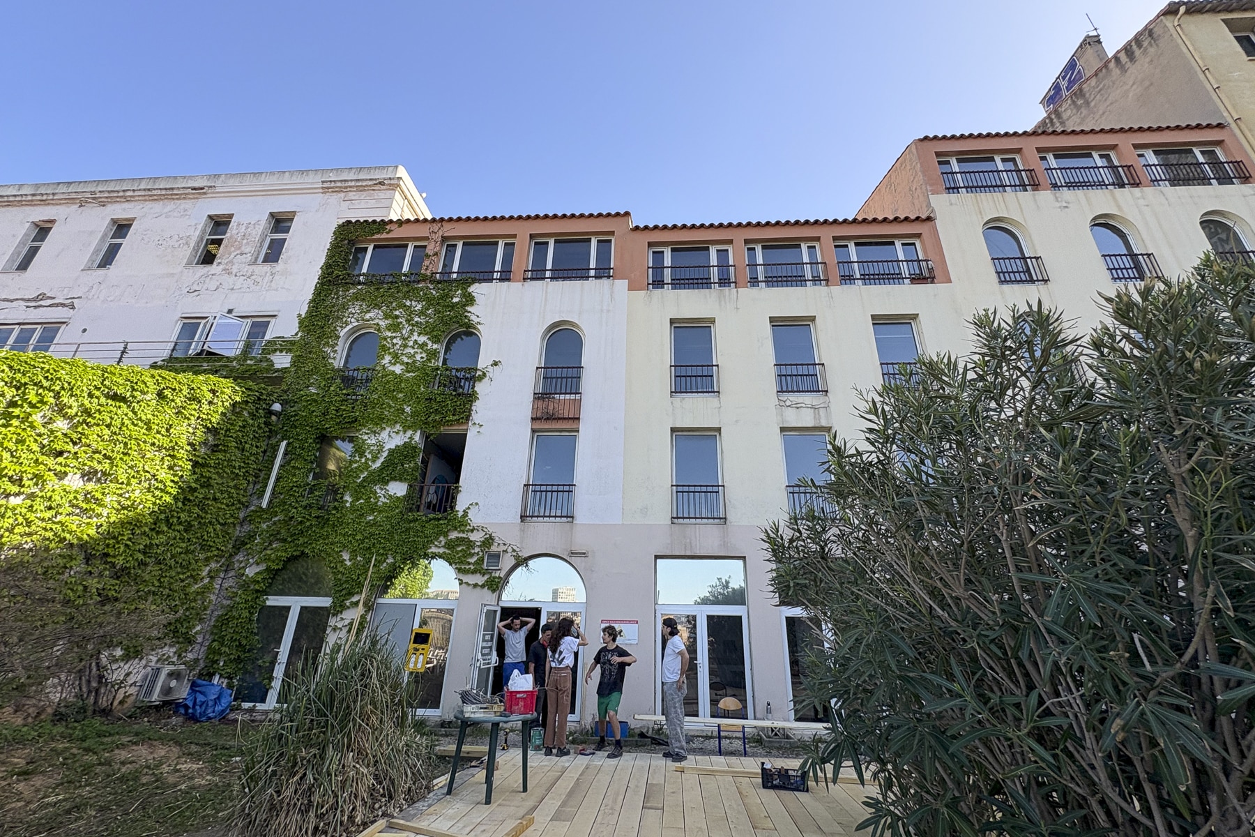 rivage, Vid&eacute;o | Au-dessus du Vieux-Port, des bureaux vacants deviennent un lieu de vie partag&eacute;, Made in Marseille