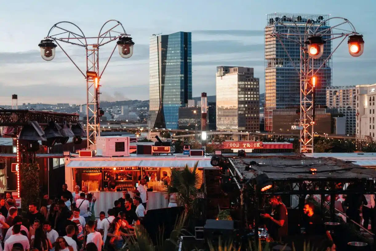 https://madeinmarseille.net/actualites-marseille/rooftop-r2-terrasses-du-port.jpg.webp