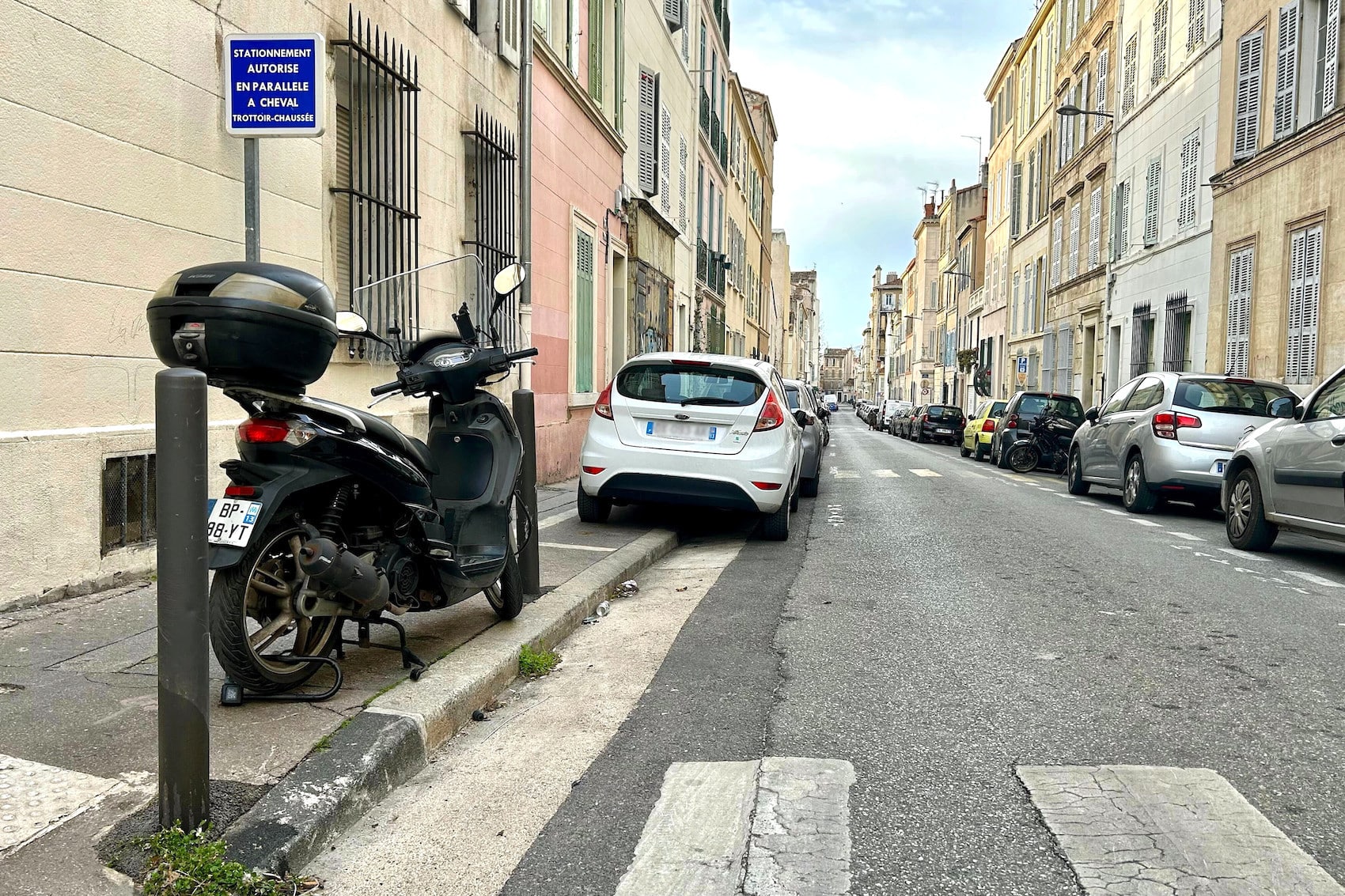 stationnement, Fin progressive du stationnement sur trottoir au Camas et aux Cinq-Avenues, Made in Marseille