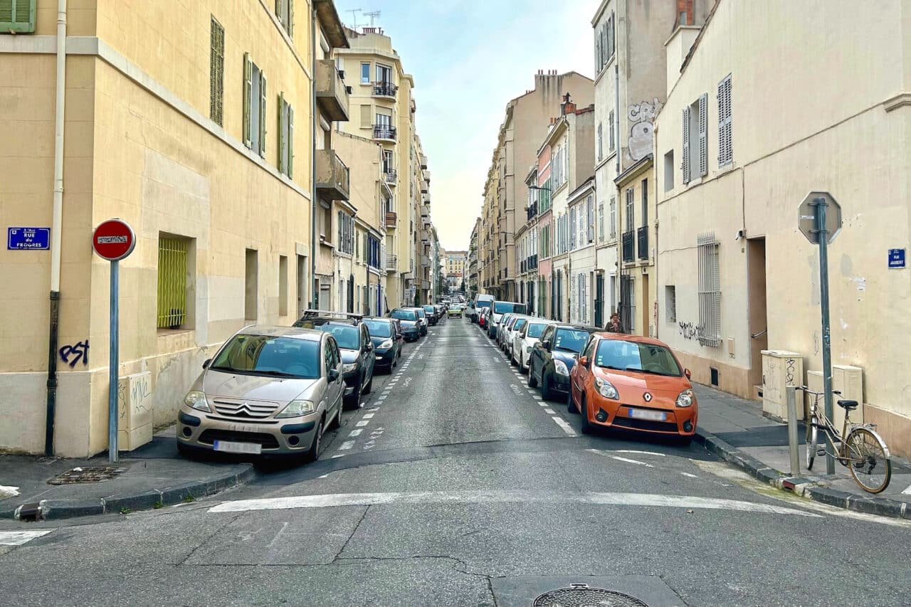 Fin progressive du stationnement sur trottoir au Camas et aux CinqAvenues