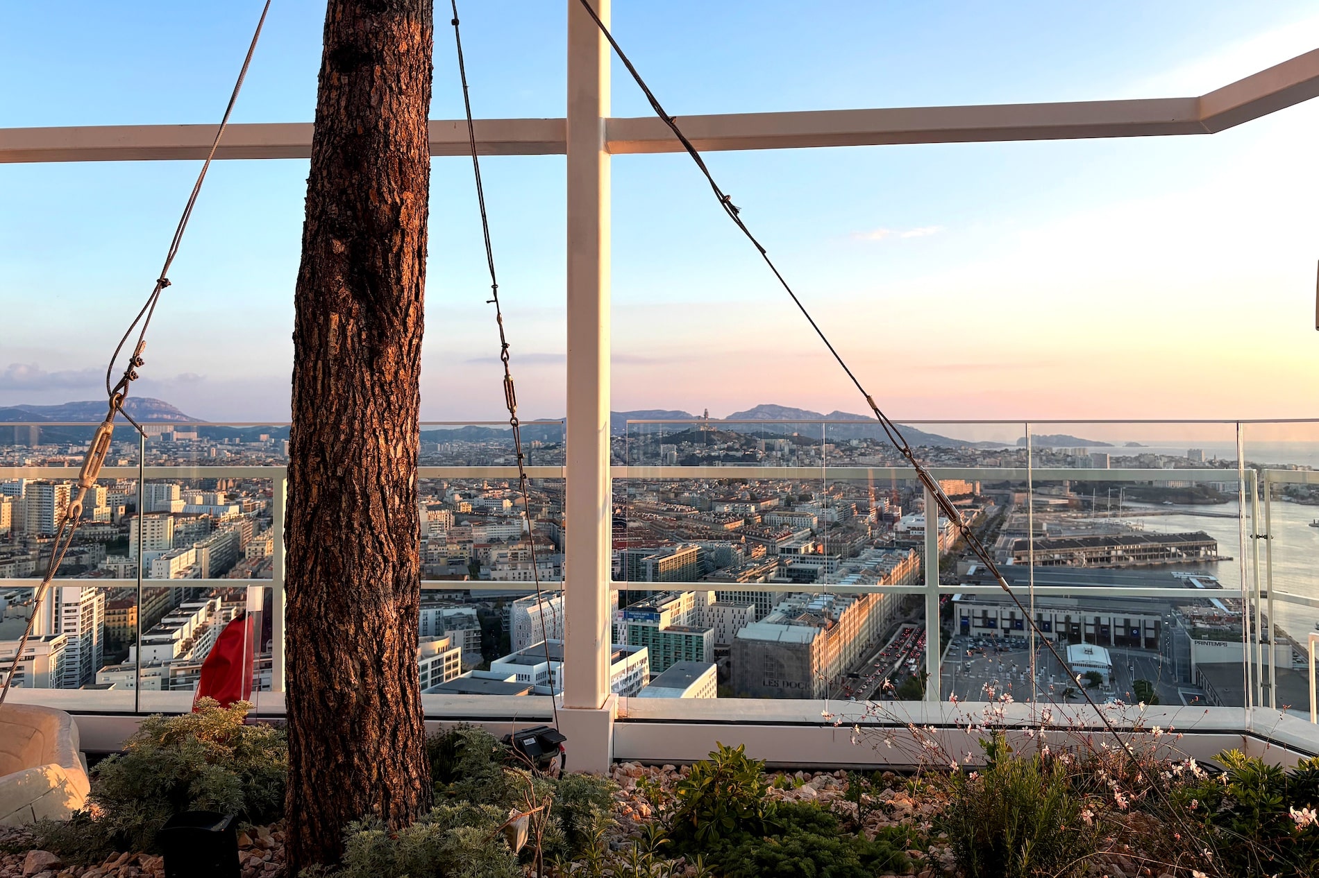 sky center, Prot&eacute;g&eacute;&nbsp;: Sky Center : une programmation estivale entre DJ sets et stand-up &agrave; 135 m&egrave;tres d&rsquo;altitude, Made in Marseille