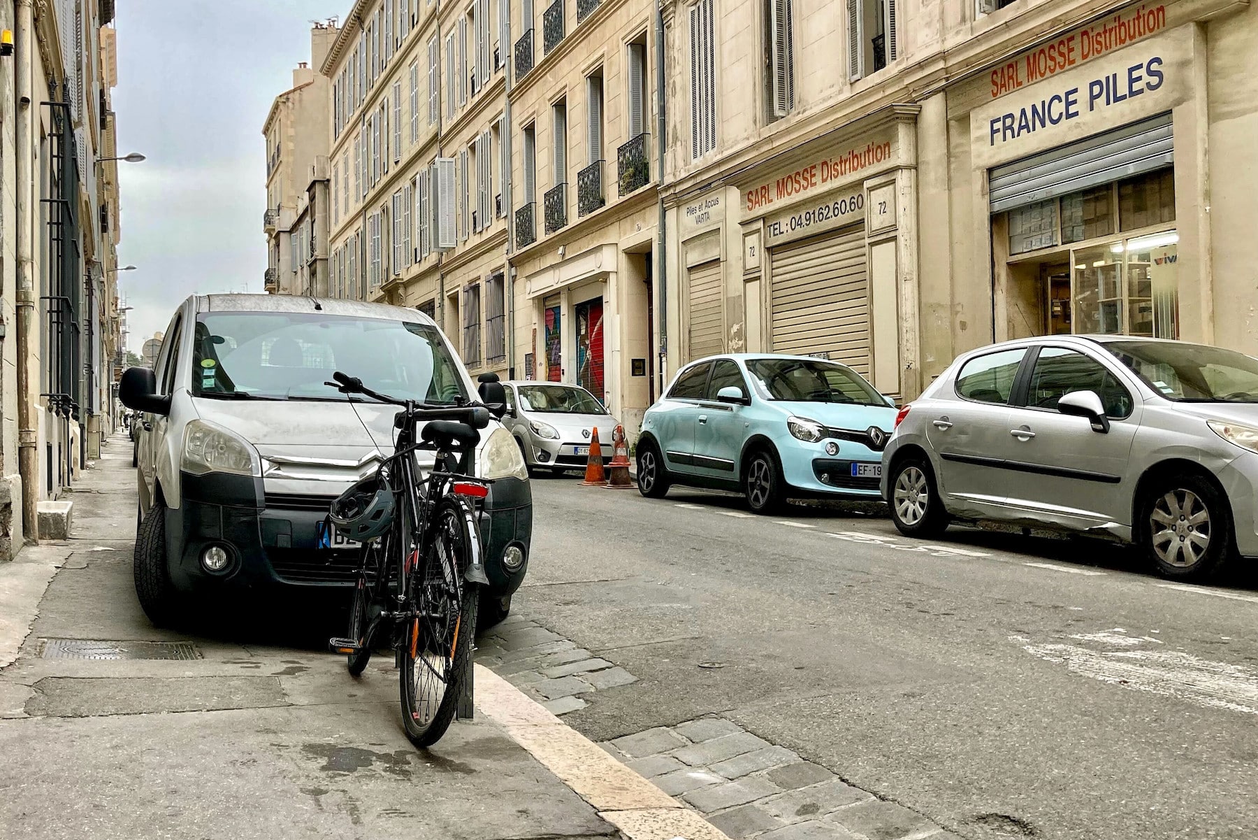 stationnement, Fin progressive du stationnement sur trottoir au Camas et aux Cinq-Avenues, Made in Marseille