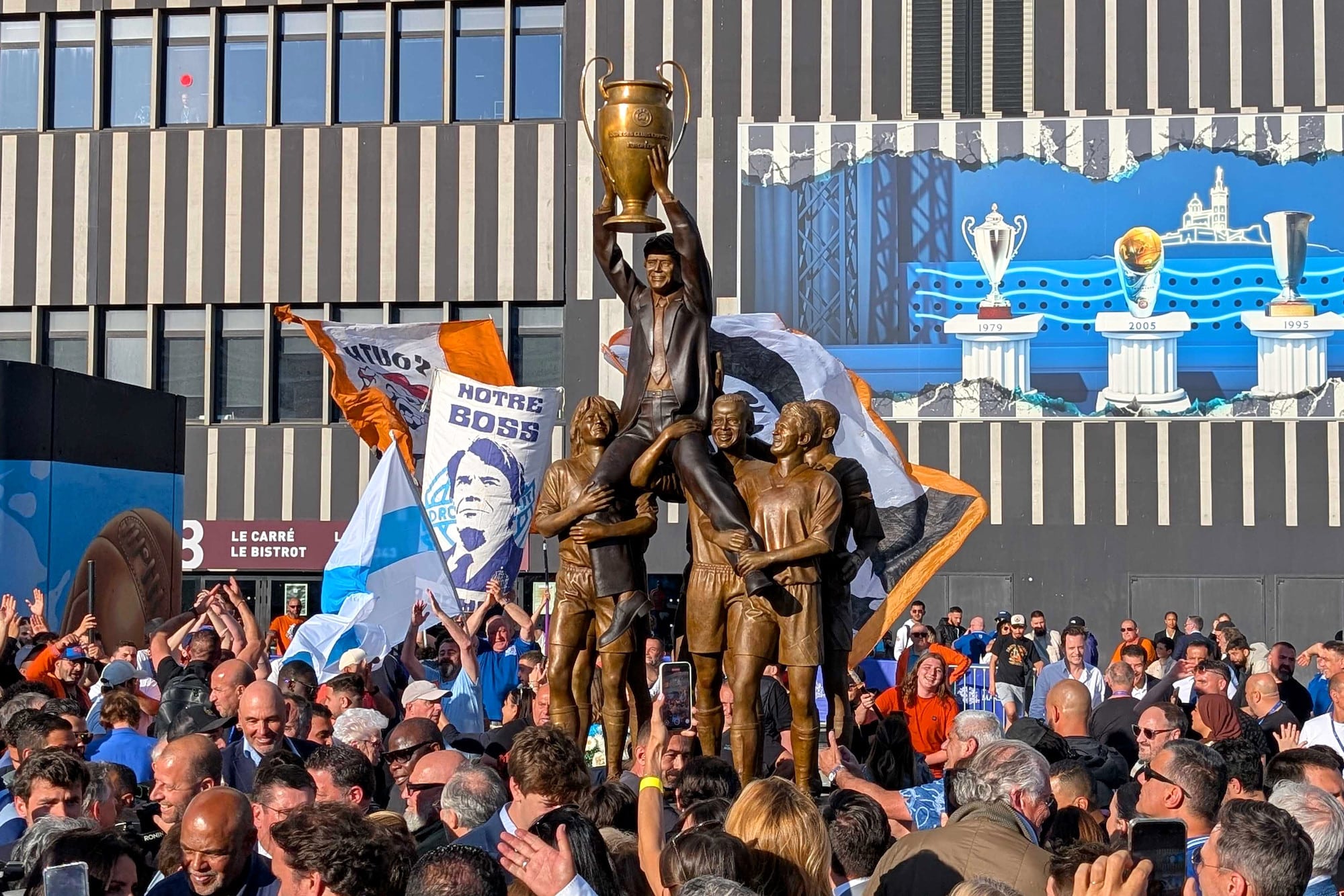 tapie, En images | La statue de Bernard Tapie dévoilée au pied du Vélodrome, Made in Marseille