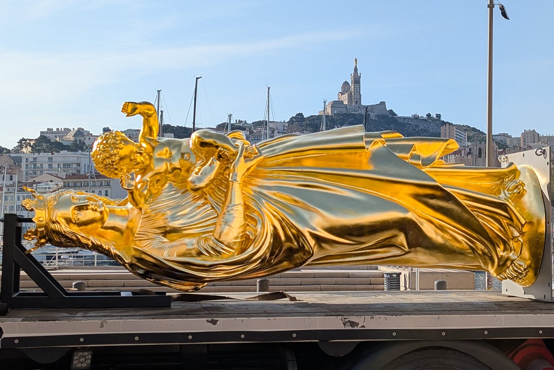 bonne m&egrave;re, Vid&eacute;o | La r&eacute;plique de la Bonne M&egrave;re en cours d&rsquo;installation &agrave; l&rsquo;entr&eacute;e du Vieux-Port, Made in Marseille