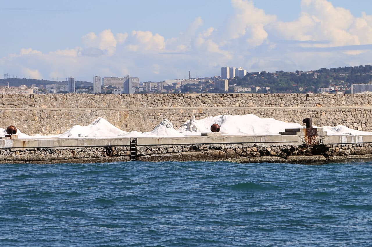 digue du Large, Quelles sont ces étranges statues de sel qui apparaissent sur la digue du Large ?, Made in Marseille