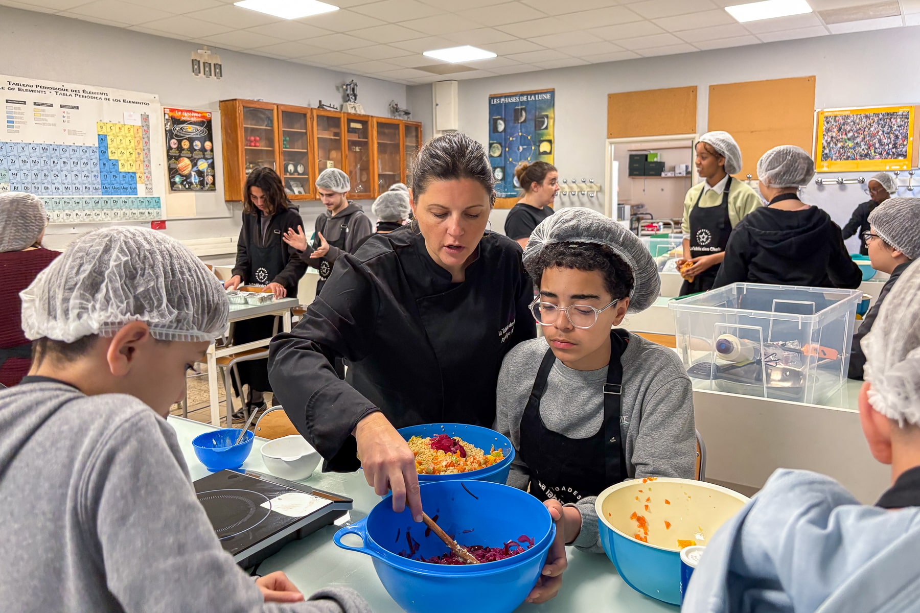 tabl&eacute;e des chefs, Vid&eacute;o | &Agrave; Saint-Marcel, des coll&eacute;giens passent aux fourneaux pour reprendre go&ucirc;t au fait maison, Made in Marseille