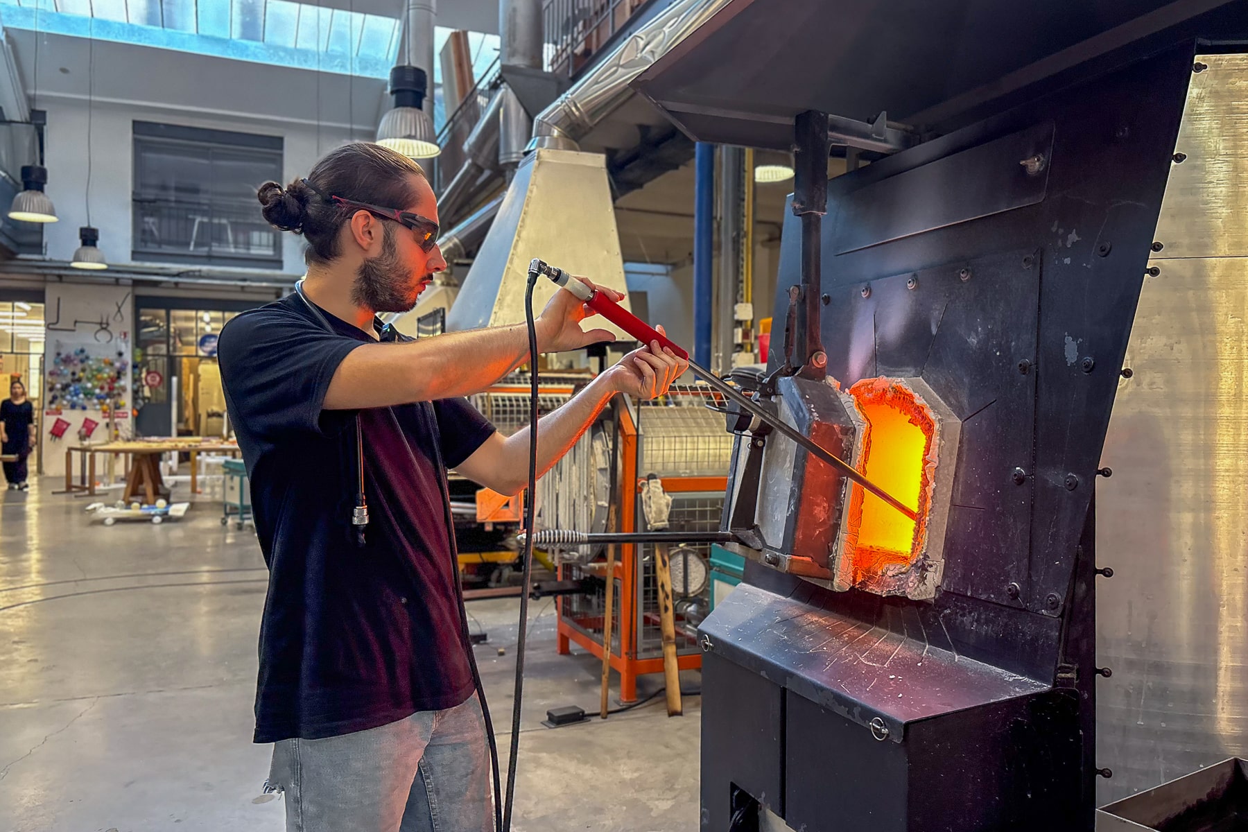 thomas paynel, Vid&eacute;o | Dans les coulisses d&rsquo;un atelier de soufflage de verre marseillais, Made in Marseille