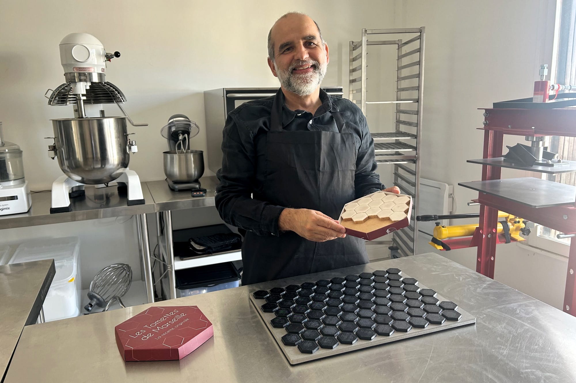 tomettes, &Agrave; Marseille, un architecte revisite les c&eacute;l&egrave;bres tomettes en d&eacute;licieuses gourmandises, Made in Marseille