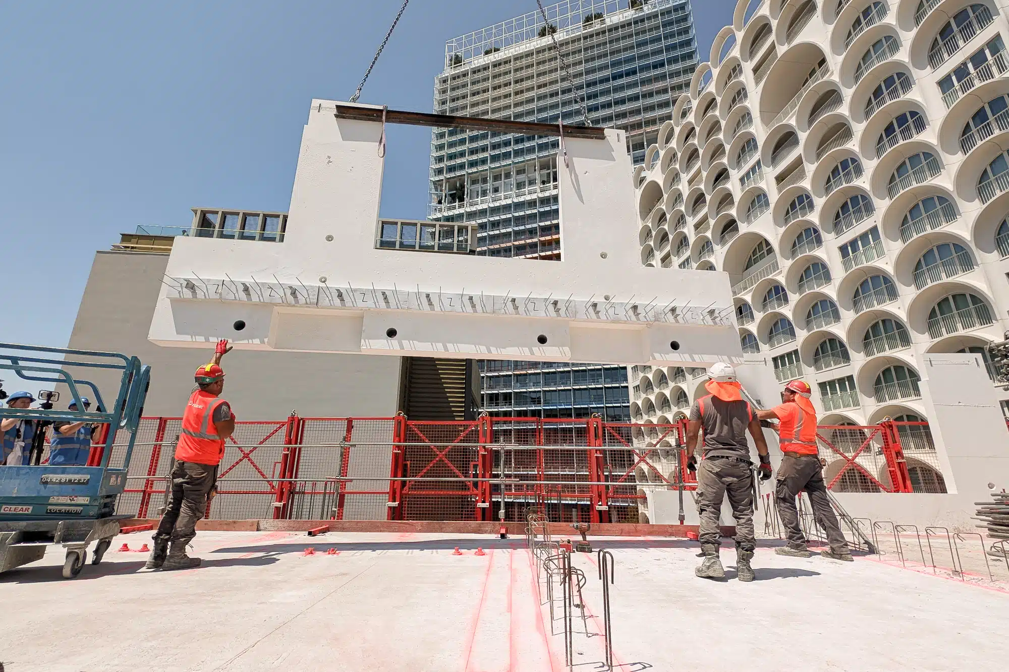 M99, À Arenc, la tour M99 boucle sa première étape avec 8 étages montés, Made in Marseille