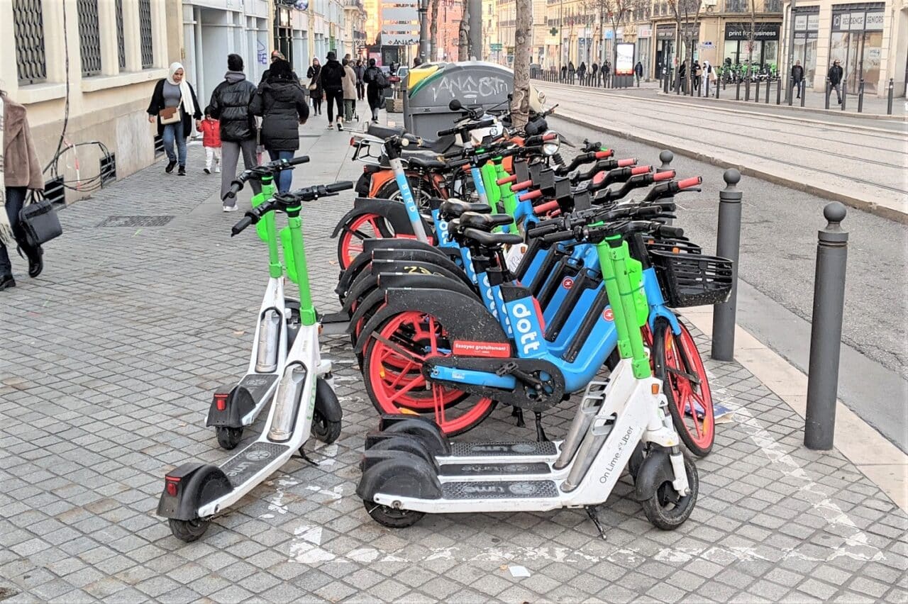 trottinettes, Nuisances, sécurité, pollution : la prolongation des trottinettes à Marseille en questions, Made in Marseille