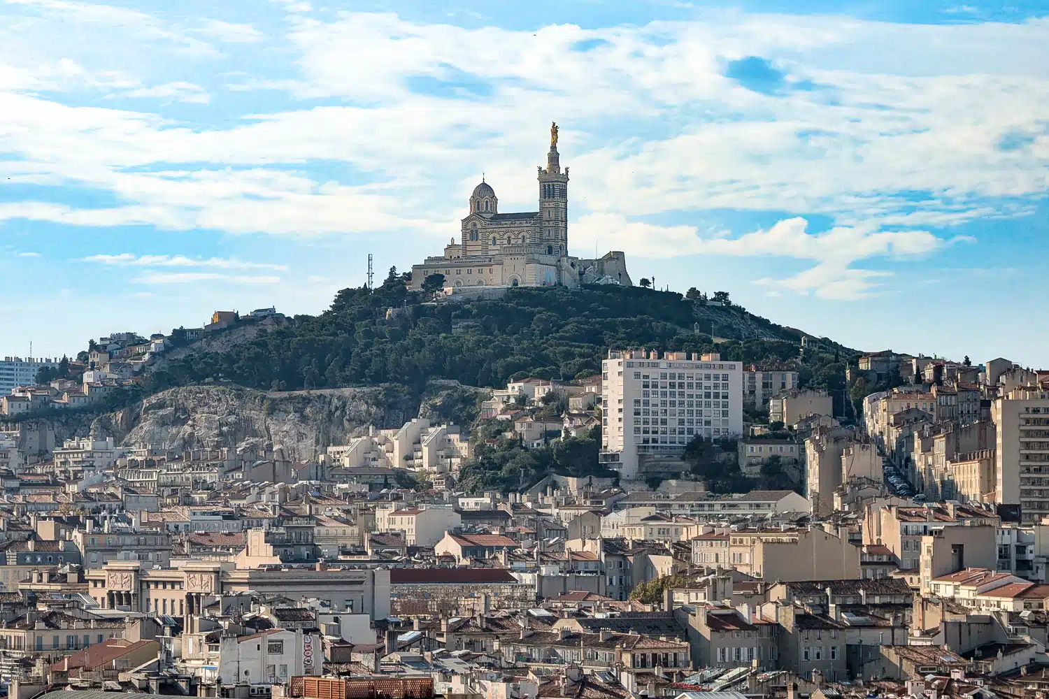 à Notre-Dame de la Garde, Les ouvriers arrivent à Notre-Dame de la Garde pour restaurer la Bonne Mère, Made in Marseille