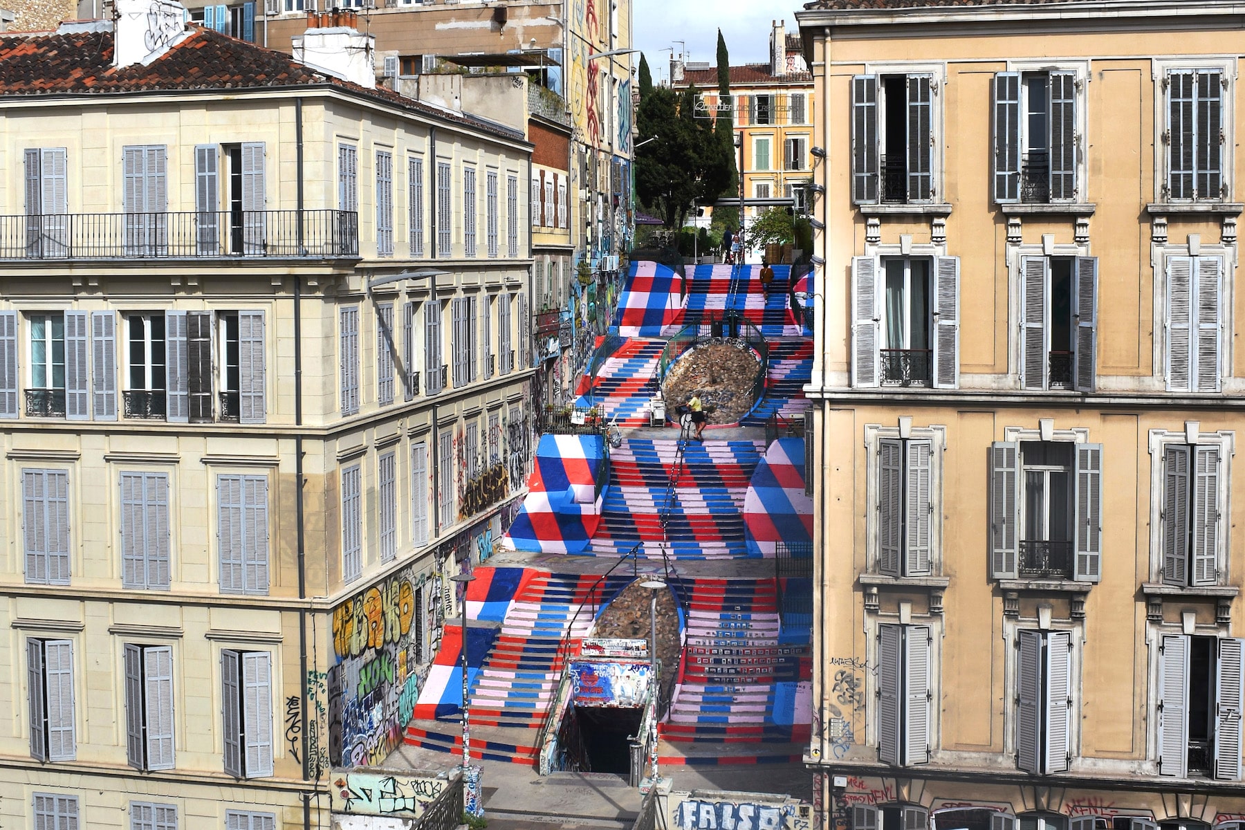 cours julien fresque, En images | Les escaliers du cours Julien se drapent d&rsquo;une nouvelle fresque, Made in Marseille